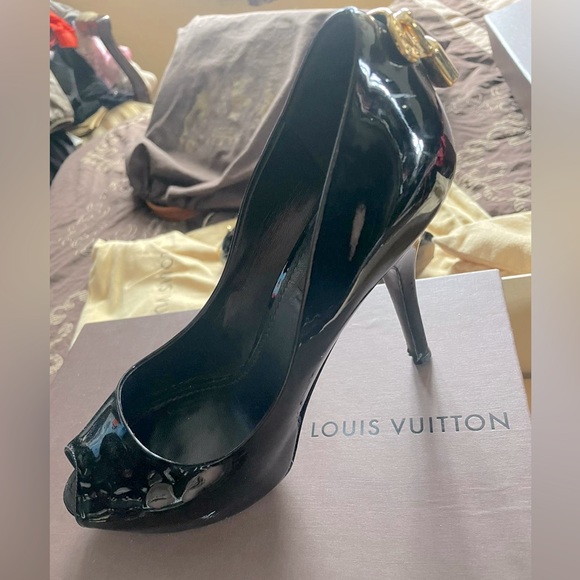 Louis Vuitton Lock pumps - Picture 1 of 5